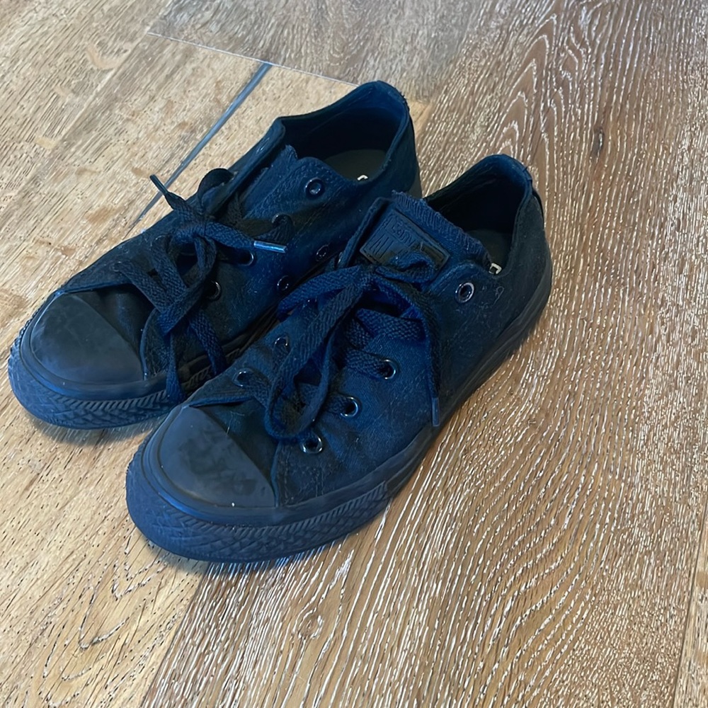 Kid size 2 black on black converse